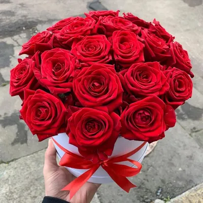 Кустовые розы в черной шляпной коробке купить в Краснодаре с доставкой