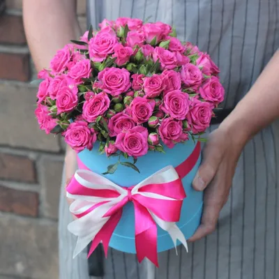 Купить 29 красных роз в коробке по доступной цене с доставкой в Москве и  области в интернет-магазине Город Букетов