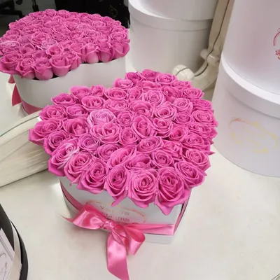 Розы и клубника в шляпной коробке \"Принцесса\", 28 см