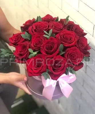 Розовые розы в коробке в форме сердца