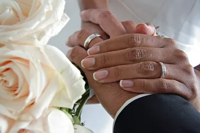 Изображение рук молодоженов с кольцами для свадебного альбома