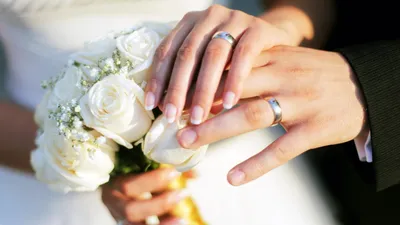 Свадебные руки с кольцами на фото