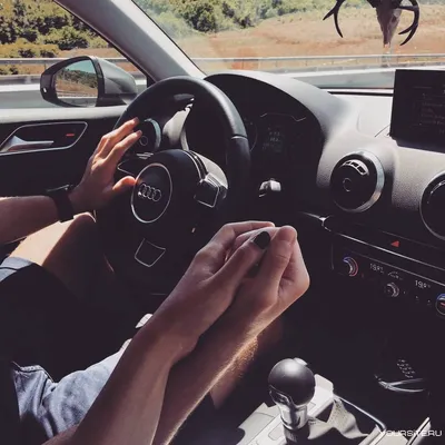 Руки с кольцами в автомобиле: красивое изображение