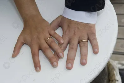Узкие пальцы с блестящими кольцами на фото
