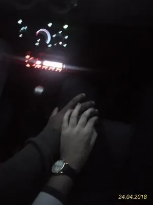 Изображение рук в машине: ночь