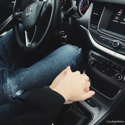 Руки в автомобиле: загадочная картинка