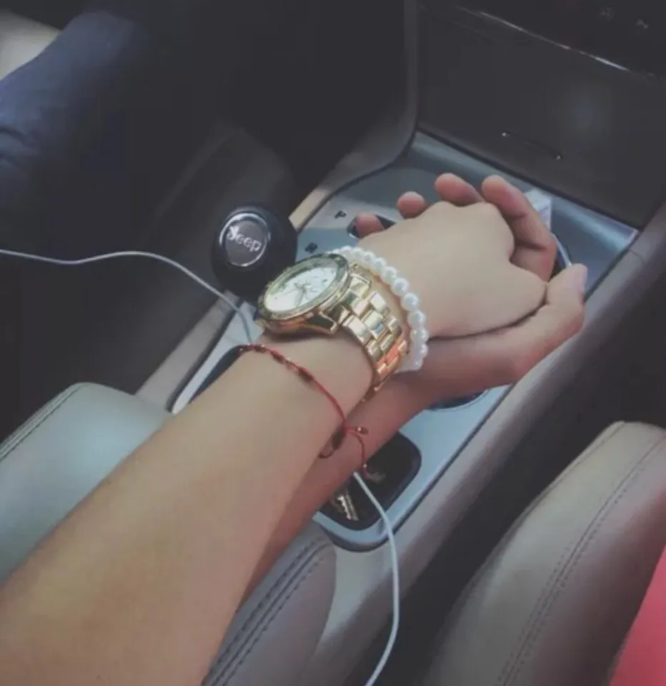 Фото рук влюбленных рук в машине
