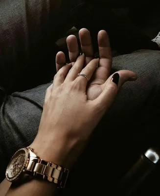 Руки влюбленных: загадочные руки на фото