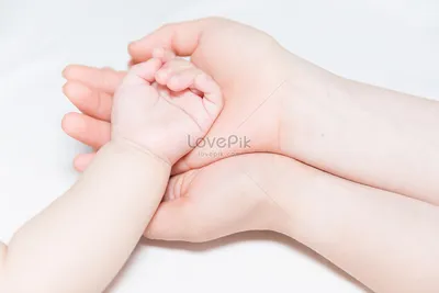 Рука младенца фотографии