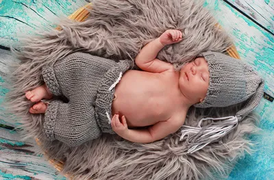 Рука младенца на мамином плече