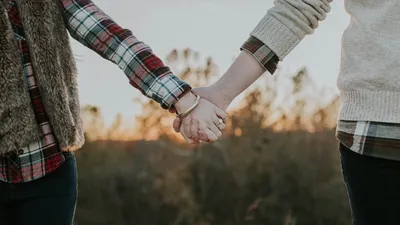 Фотография дружбы: две руки в объятиях