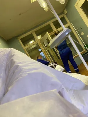 Картинка руки с капельницей в больнице: медицинское оборудование