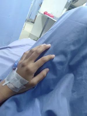 Рука с капельницей в больнице: процесс выздоровления