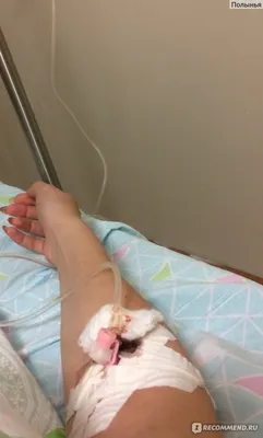 Фотография руки с капельницей в больнице в серых тонах