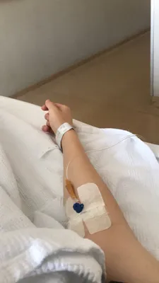 Фото руки с капельницей в больнице: борьба с болезнью