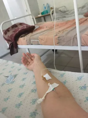 Рука с капельницей в больнице - JPG формат