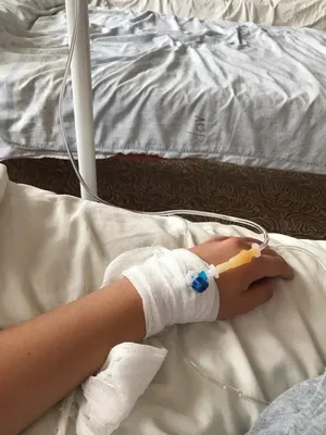 Картинка руки с капельницей в больнице: медицинский процесс