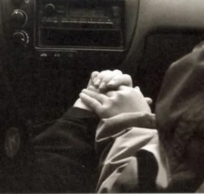 Изображение Руки в машине: момент истинной любви