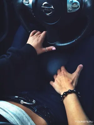 Фото Рука в руке в машине: романтическая аура