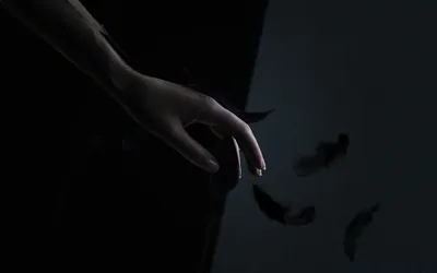 Фото Руки женской с белым лаком на ногтях