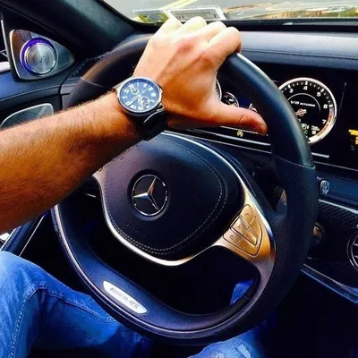Изображение рук на руле во время длительного путешествия на автомобиле
