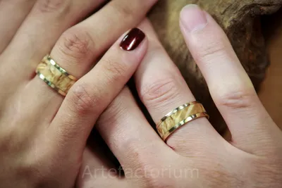 Фото рук с бриллиантовыми обручальными кольцами