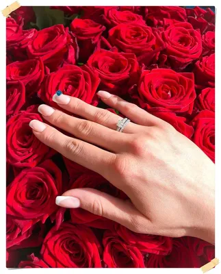 Фотография рук с кольцом и цветами