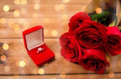 Красивые руки с кольцом и цветами на фото в романтическом стиле