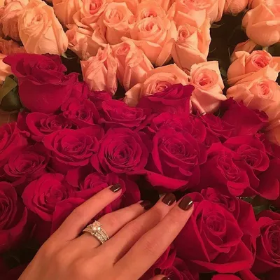 Красивые руки с кольцом и цветами на фото