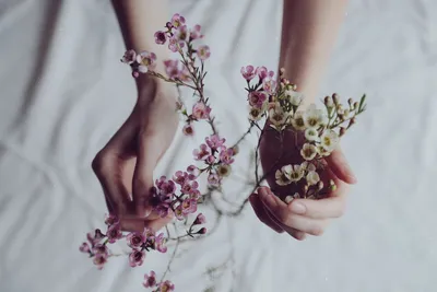 Красивые руки с кольцом и цветами на фото в бело-черном стиле