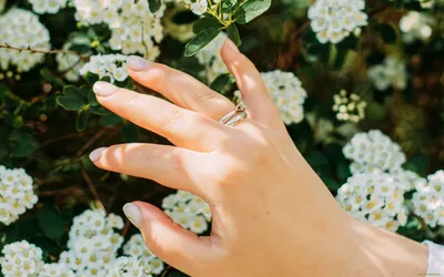 Изображение рук с кольцом и цветами: загрузите в высоком разрешении