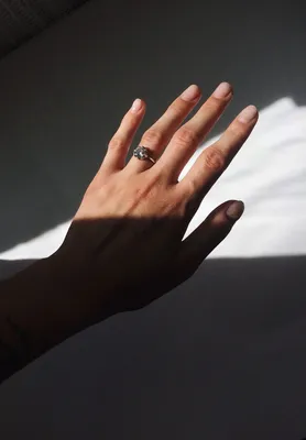 Красивые руки с кольцом на фото