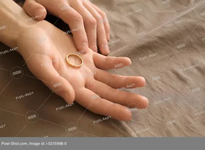 Фотография рук с кольцом в высоком разрешении