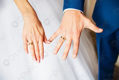 Обручальные кольца на пальцах: качественная картинка