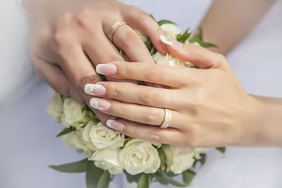 Обручальные кольца на белых руках: качественное изображение
