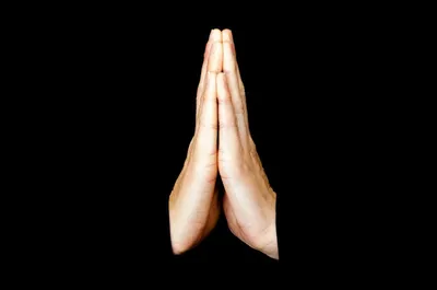Фотография рук, сложенных в молитве