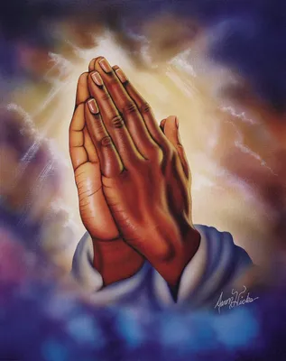 Изображение рук, сжатых в молитве на фоне моря