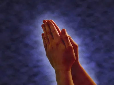 Руки, совершающие молитву: красивое изображение