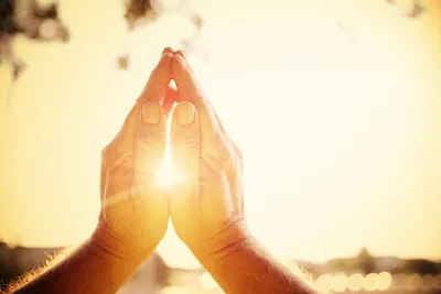 Руки, соединенные в молитве: красивая картинка