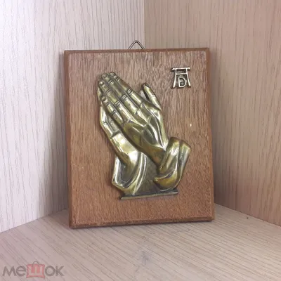 Руки, соединенные в молитве: красивое фото для открытки