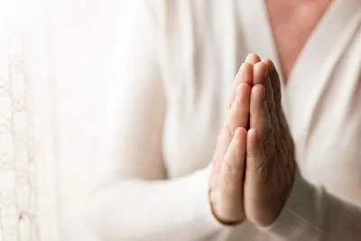 Руки в молитве: качественное изображение в PNG