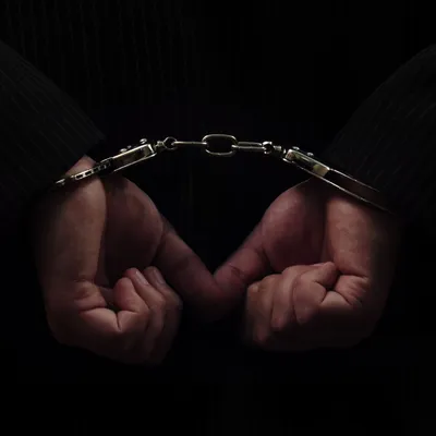 Изображение Рук в наручниках: символ свободы