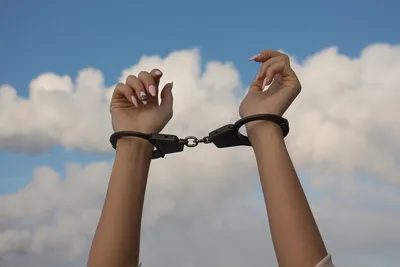 Картинка Рук в наручниках: ограничение свободы