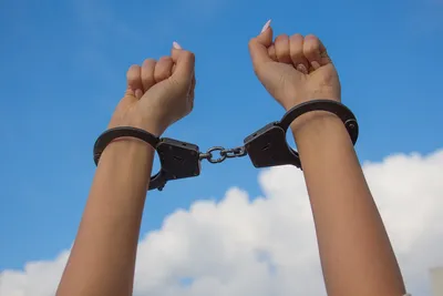 Изображение Рук в наручниках: криминальный мир