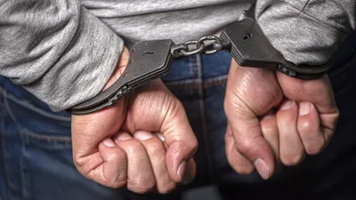 Руки в наручниках: сильные и безжалостные