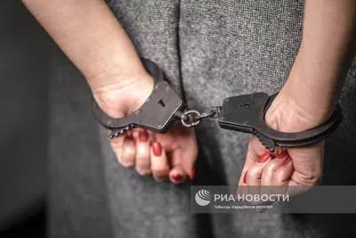 Изображение Рук в наручниках: заключенные в тюрьме