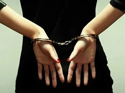 Фотография Рук в наручниках: борьба с преступностью