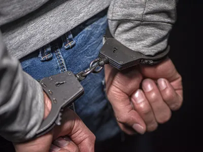 Изображение Рук в наручниках для любителей криминальных историй