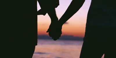Руки влюбленных, которые не хотят отпускать друг друга