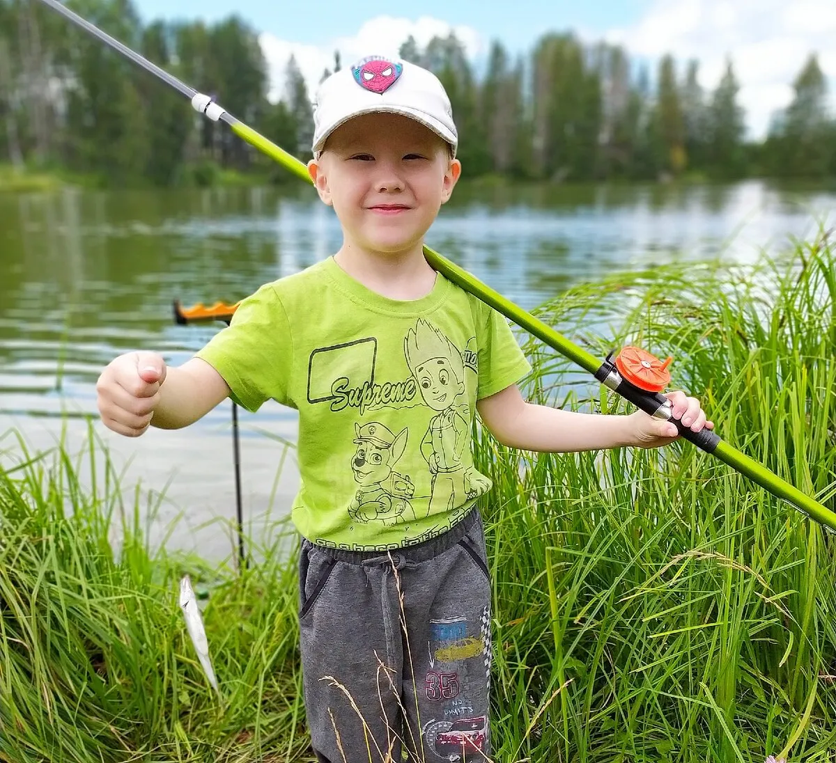 Мальчики ловят девочек. Дети на рыбалке. Летняя рыбалка. Рыбалка летом. Детская фотосессия рыбалка.